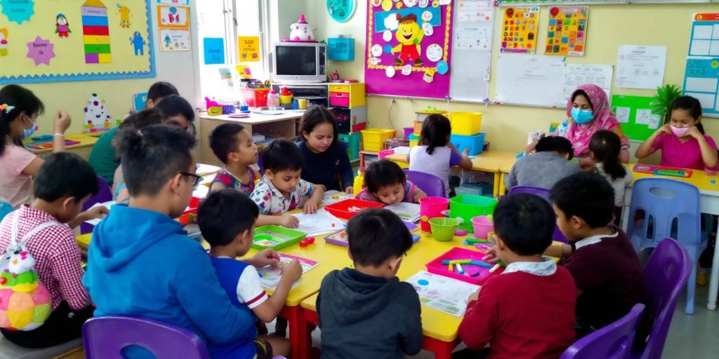 Anak-anak belajar di kelas TK BPI Bandung.